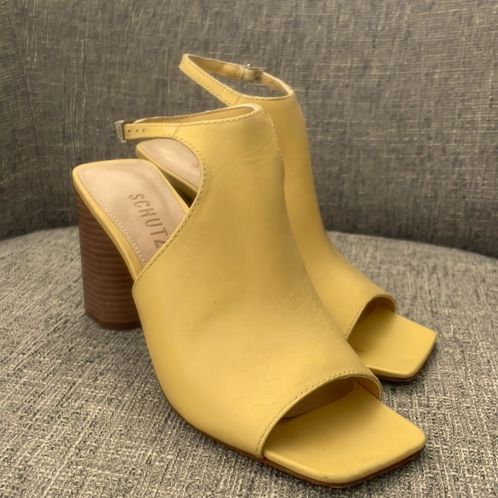 Sandals, buttery yellow, size 7.